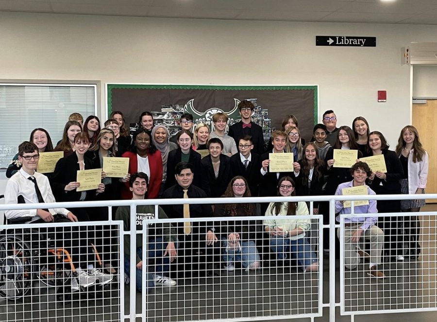 The+team+gathers+together+to+take+a+photo+after+a+successful+novice+tournament+at+GlenOak+highschool.+The+team+finished+with+8+people+placing.