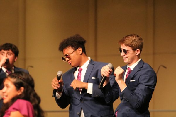 Juniors Quinn Fogarty and Chasmin Jones sing with the Drifters in the fall choir concert.