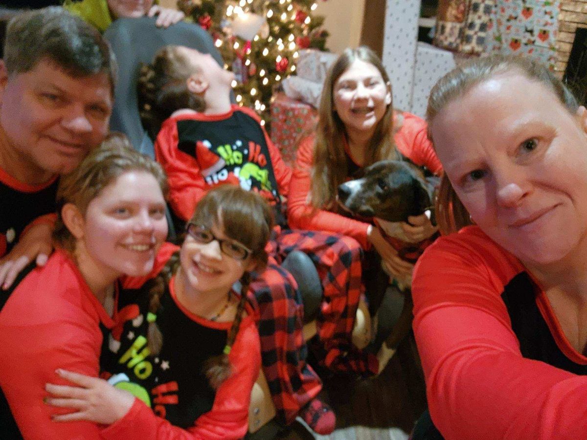 The Manning/Conrad family Christmas 2023: Kirt Conrad, Meredith Conrad, Ally Manning, Payton Manning, Addison Conrad and Kathrine Conrad posing infront of their Christmas tree.